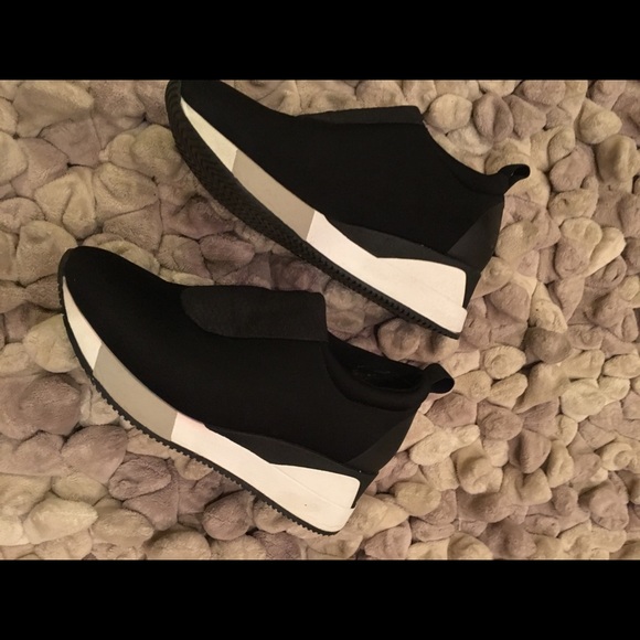 Ideology sneakers. Very comfortable. Memory foam - Picture 3 of 8